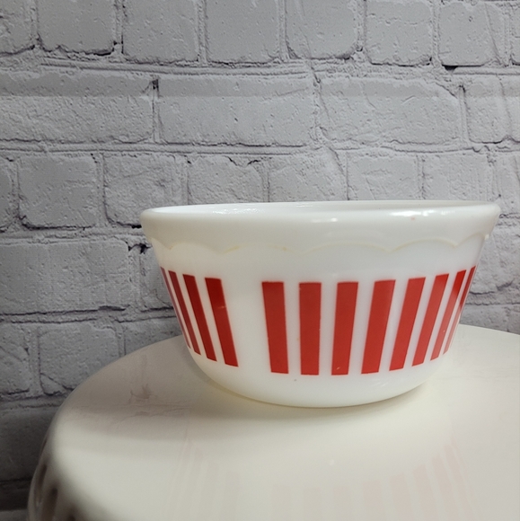 Hazel Atlas 1950s Red Candy Stripe Serving Mixing Bowl with Scalloped Edge - Picture 5 of 9